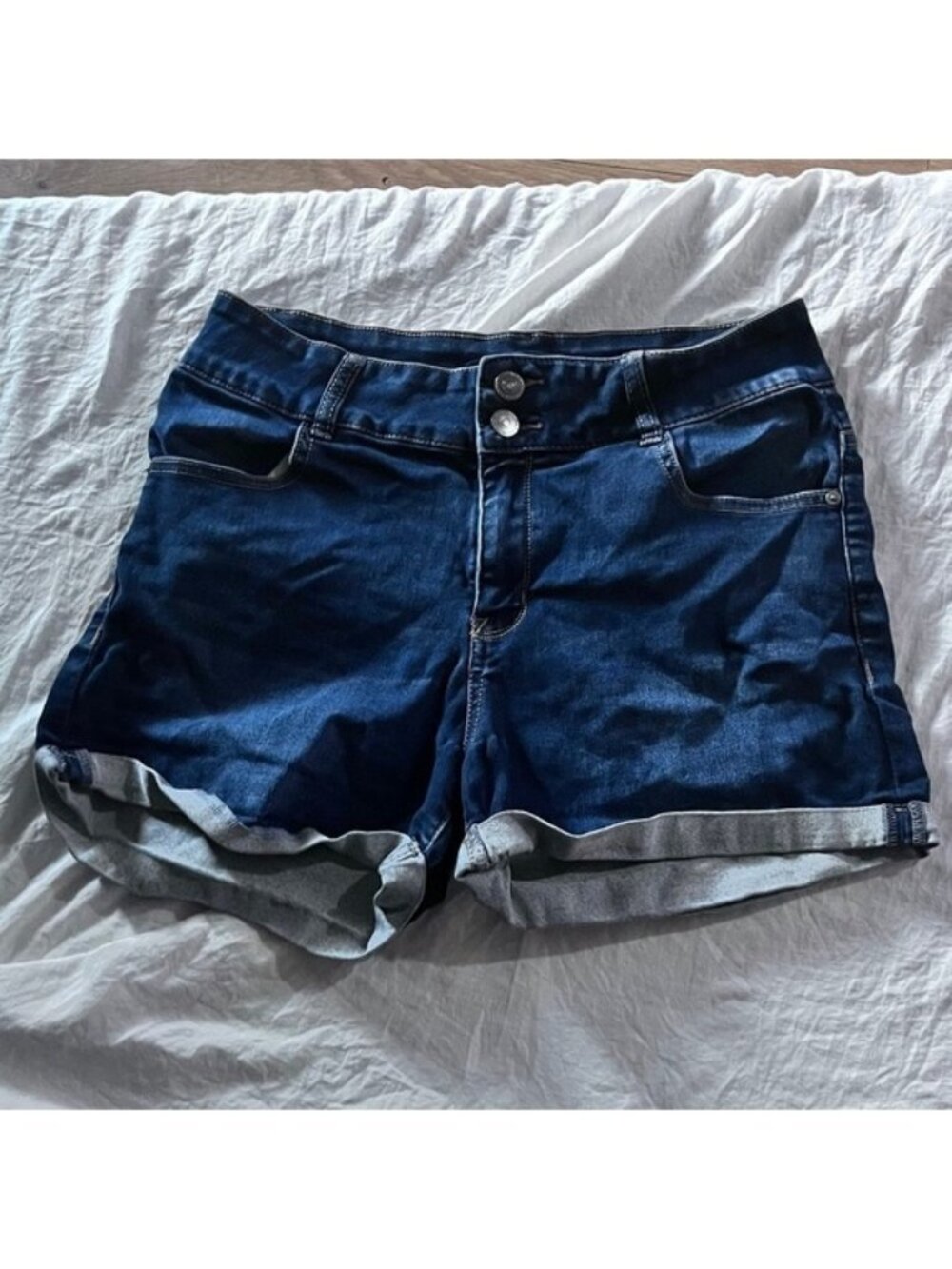 WALLFLOWER Women's Size 11‎ Dark Wash Denim Cuffed Shorts
